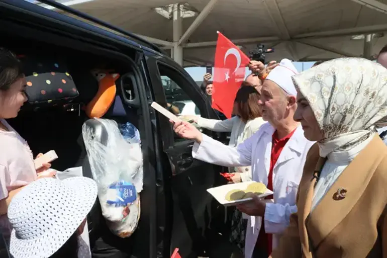 Bakan Göktaş Kapıkule'de gurbetçileri karşıladı