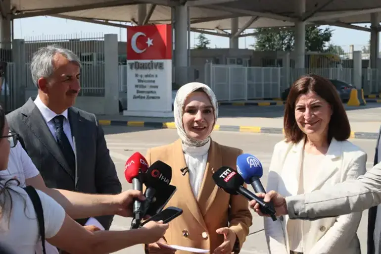 Bakan Göktaş Kapıkule'de gurbetçileri karşıladı