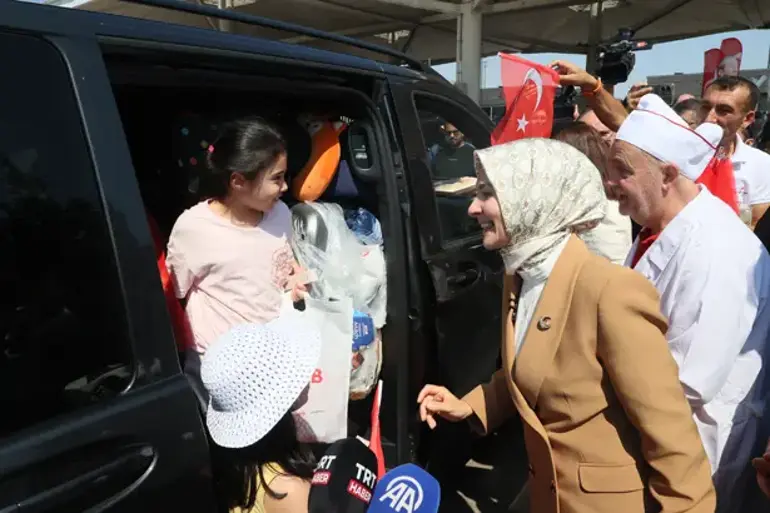 Bakan Göktaş Kapıkule'de gurbetçileri karşıladı