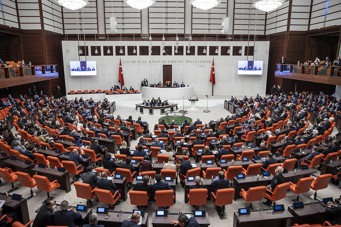 En düşük emekli aylığının artırılmasına yönelik düzenlemeyi de içeren kanun teklifi.