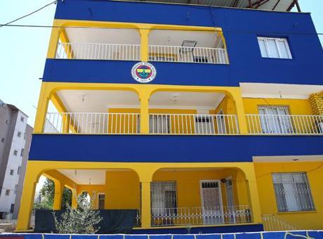 Hatay'da Fenerbahçe apartmanı! 3 katlı binayı baştan aşağı sarı-laciverte boyadılar