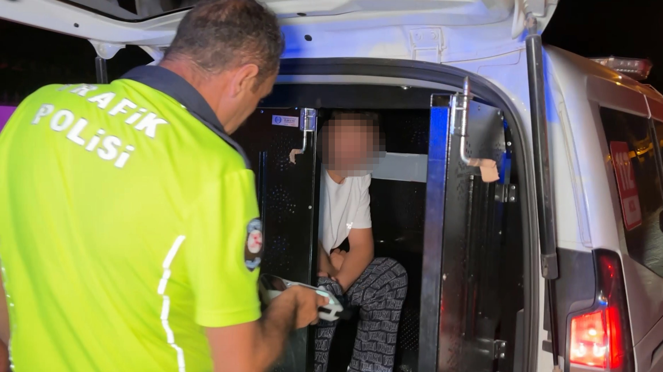 Polisin ehliyet ve kimlik istediği alkollü sürücü, "150 TL param var" dedi