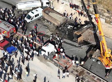 Ankara'da 2 hafriyat kamyonu kafa kafaya çarpıştı! Feci kaza havadan görüntülendi