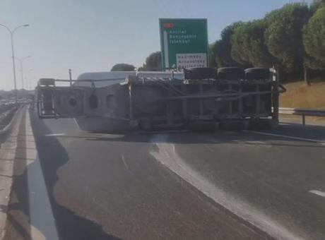 Son dakika... Büyükçekmece'de beton tankeri devrildi! Yol trafiğe kapatıldı