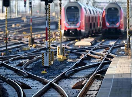 Bilet kontrolü sırasında kavga! Görevli trenden aşağı düştü: '120 km hızla ilerliyordu'