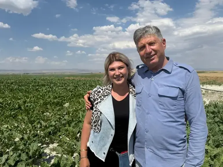 Diplomasını duvara değil toprağa astı!