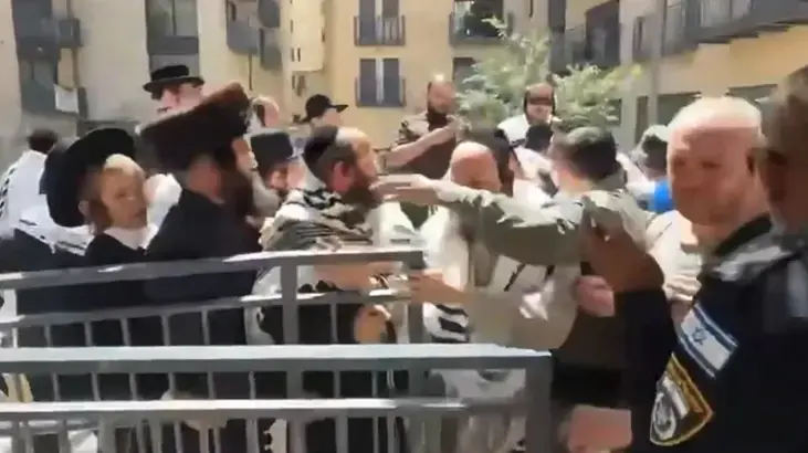 İsrail'de Haredilerden kafeye saldırı! 'Çalışmak yasak'