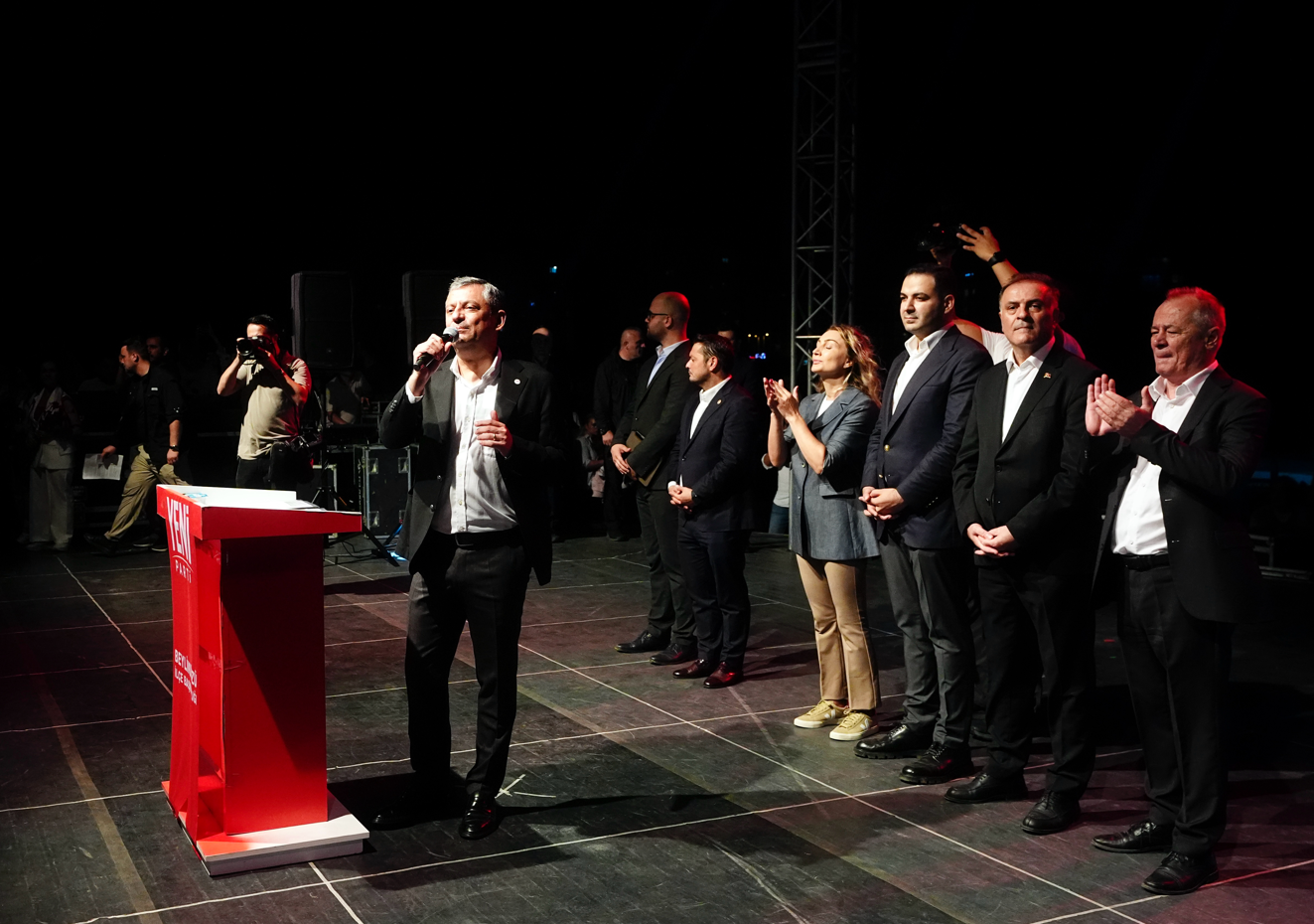 Yeni Parti'nin ilk mitingi. Özgür Özel, Beylikdüzü'nde partililere hitap etti