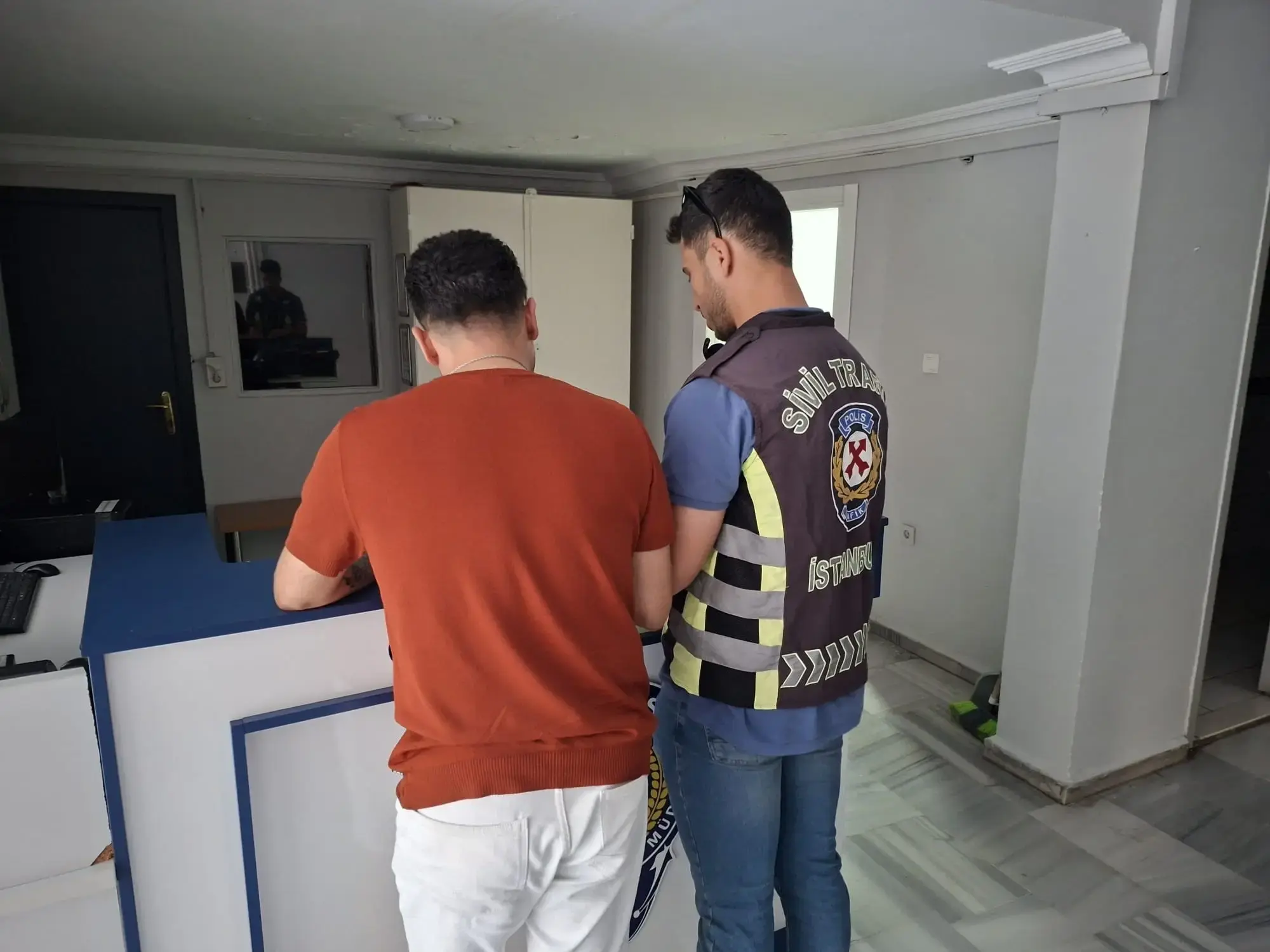 Fatih’te yol verme kavgası kamerada! Kuryeye tokat attı: 'Seni öldürürüm'